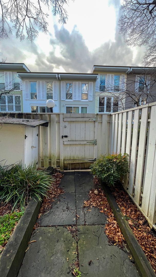 Building Photo - Spacious in SW