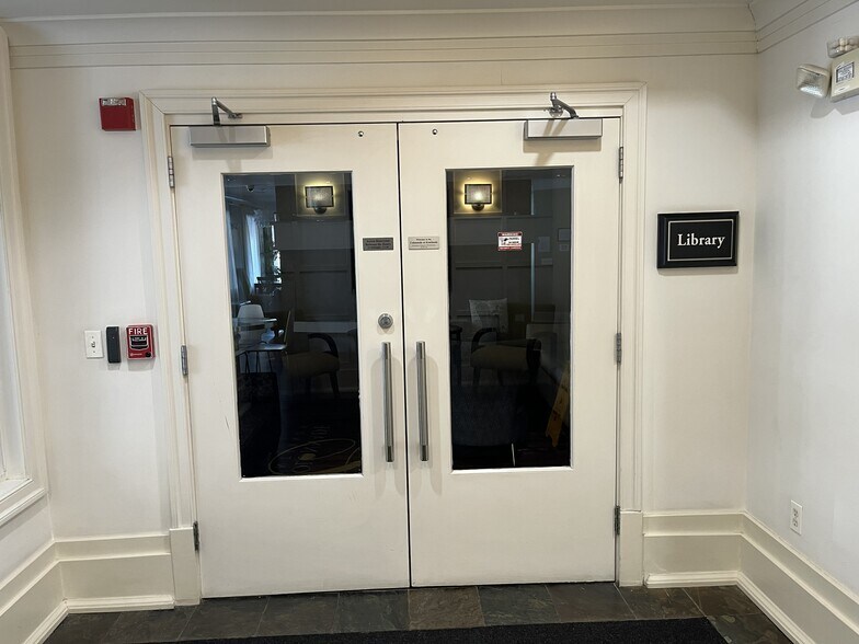 Building Photo - 27 Booth St