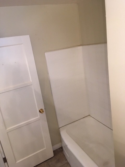 Bath tub and enclosure being reglazed - 3970 Sawtelle Blvd