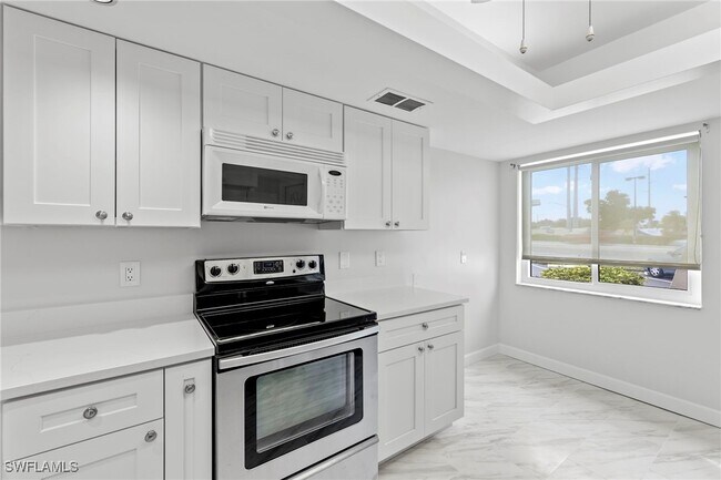 Building Photo - 4717 Santa Barbara Blvd