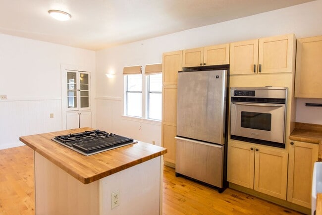 Building Photo - Charming 2 Bedroom House with Expansive Wo...