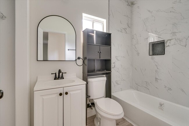 Building Photo - Spacious 4-Bedroom Home in Quiet Neighborh...