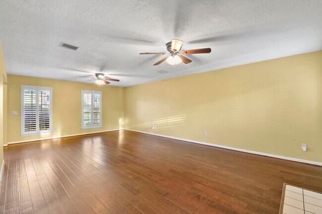 Building Photo - Freshly Painted Beauty with Spacious Outdo...