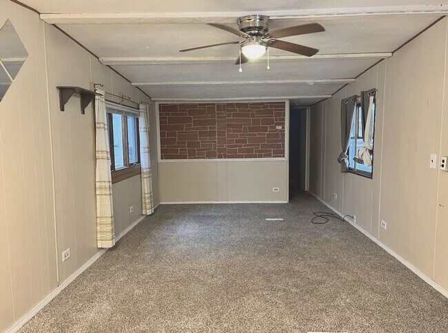 Building Photo - 1360 E Commercial St