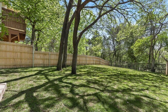 Building Photo - 3003 Lovell Dr