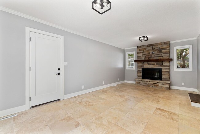 Building Photo - Awesome Renovated OP House