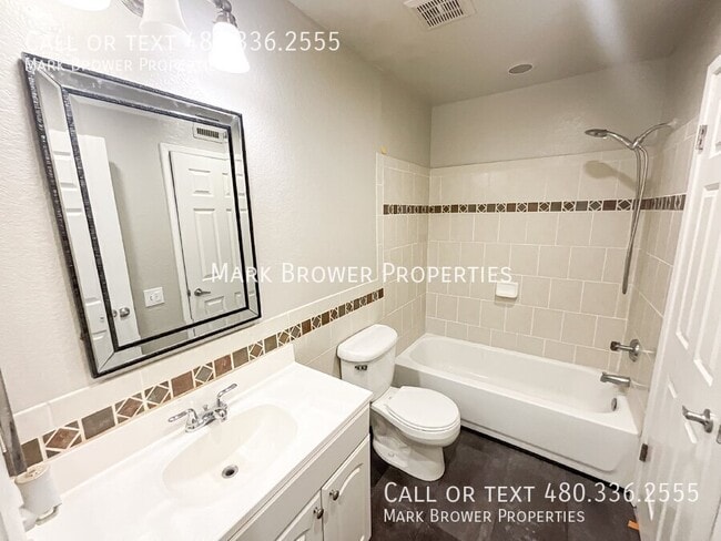 Building Photo - 2035 S Elm St