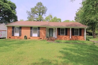 Building Photo - 3 Bedroom Brick Ranch in Idlewild Farms