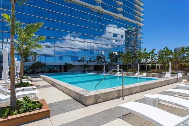 Building Photo - Symphony 2 Bed, 2 Bath, 1 Parking, Mountain views in Kakaako
