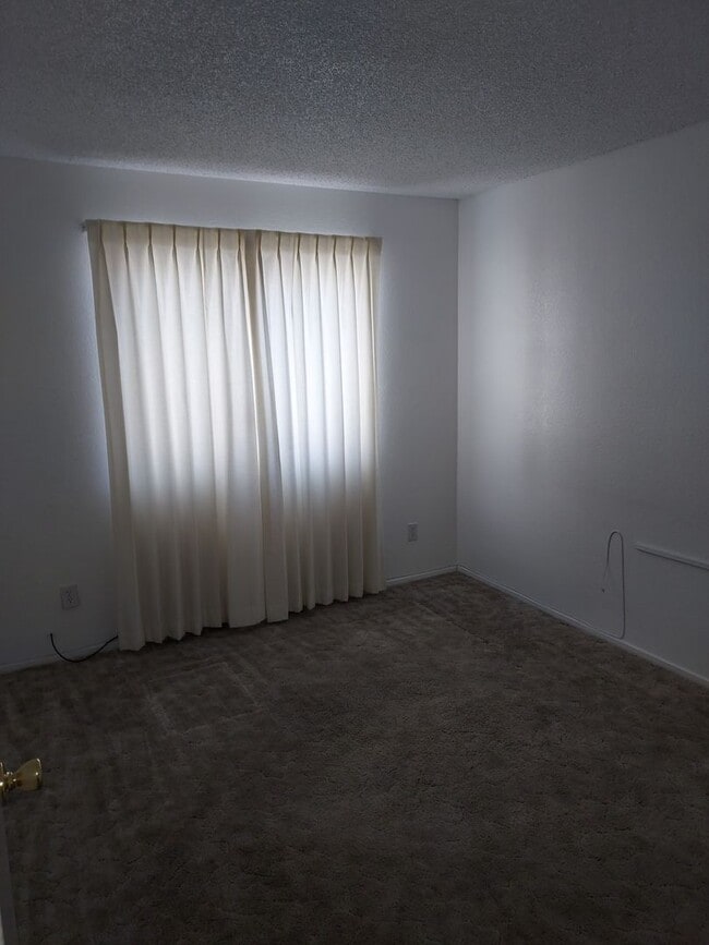 Building Photo - SINGLE STORY TOWN HOME 3 BEDROOM 2 BATH WI...