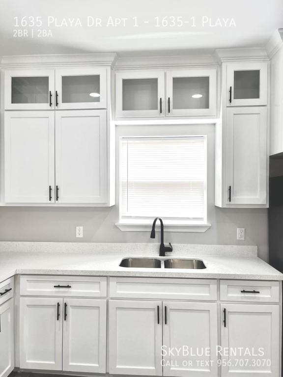 Building Photo - 1635 Playa Dr