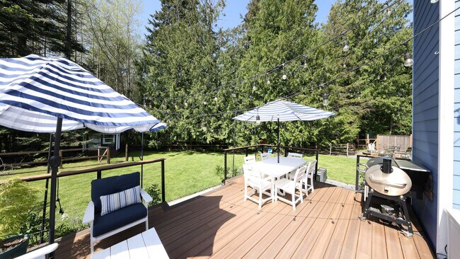 Building Photo - 3 Bed 3 Bath - Upgrades Throughout - Matur...
