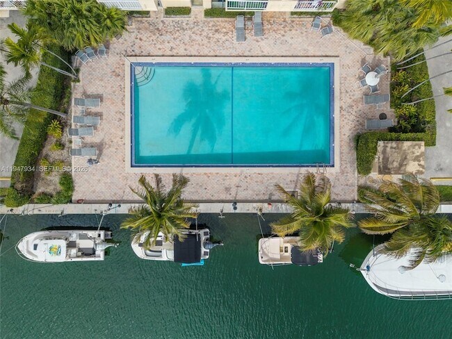 Building Photo - 2350 NE 135th St