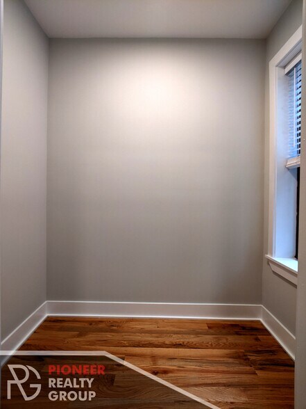 Building Photo - 4409 N Wolcott Ave