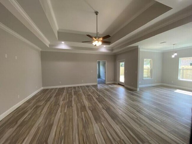 Building Photo - Spacious 3 Bedroom Home in Mary Esther!