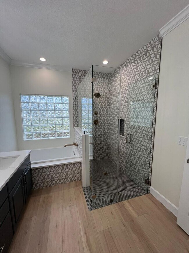 Building Photo - Fully renovated 3 bedroom/ 2.5 bathroom ho...