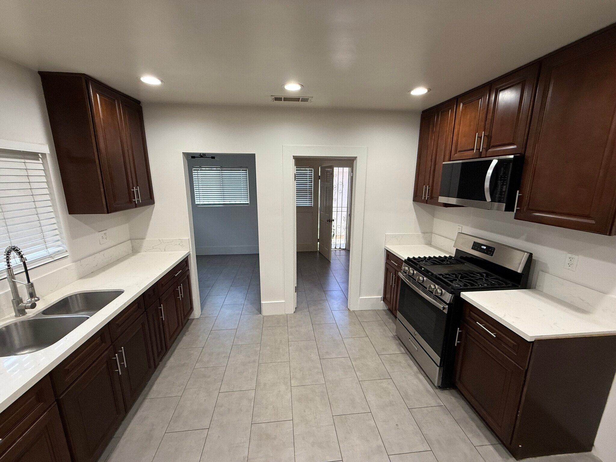 Building Photo - 1493 W 47th St