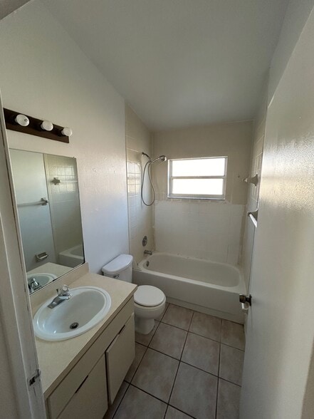 Building Photo - 306 San Gabriel St