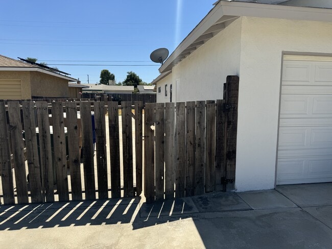 Building Photo - 2209 Carol Pl