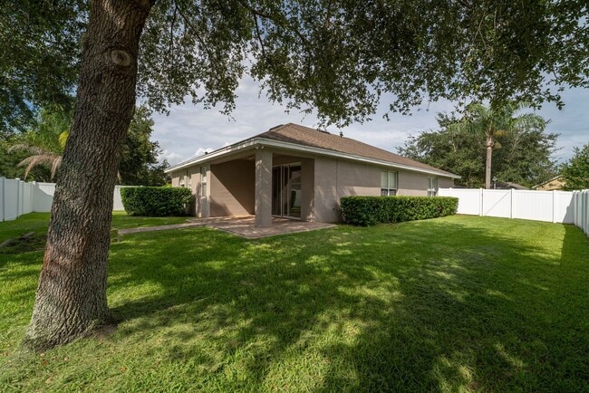 Building Photo - Cute and Spacious 3/2 House w/Bonus Room i...