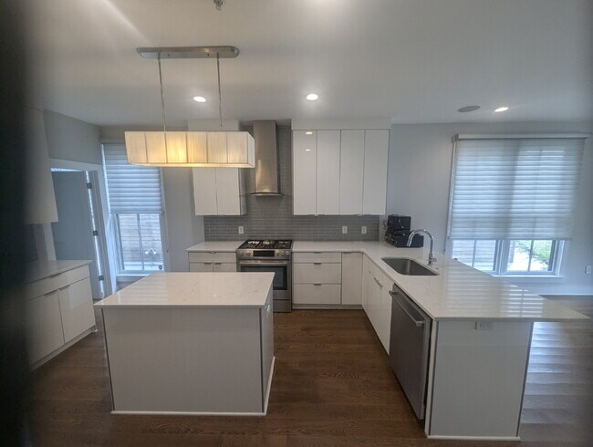Building Photo - 3 BD / 3 BA Newer Row Home for Lease in Ha...