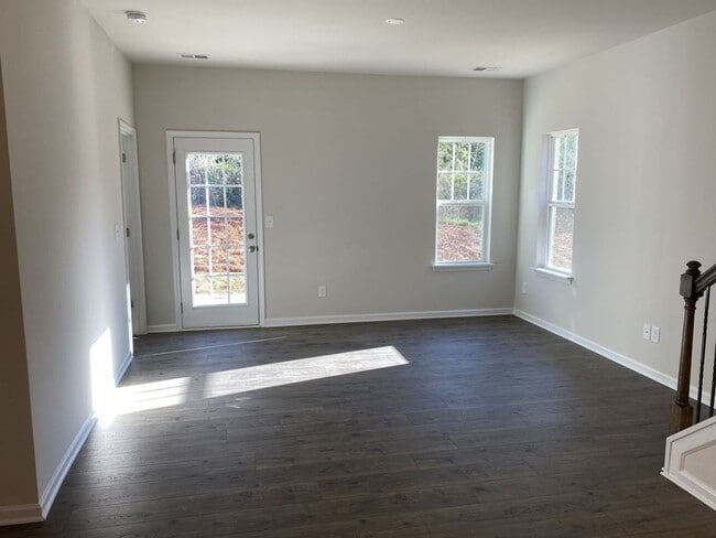 Building Photo - Spacious 2 Story, 3 Bed, 3 Bath Townhome n...