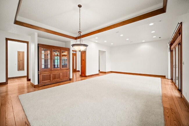 Building Photo - "Spacious 4-Bedroom, 4.5 Bathroom 4792 sq. ft. Retreat with Scenic Views and Cozy Fireplace in St...