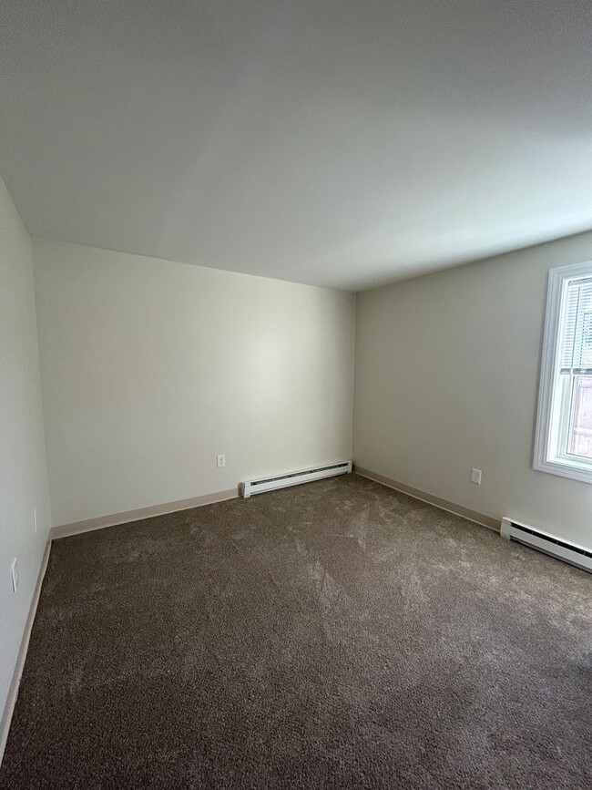 Building Photo - Renovated 1 Bedroom Apartment in Rochester...