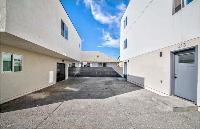 Building Photo - 211 W 43rd St