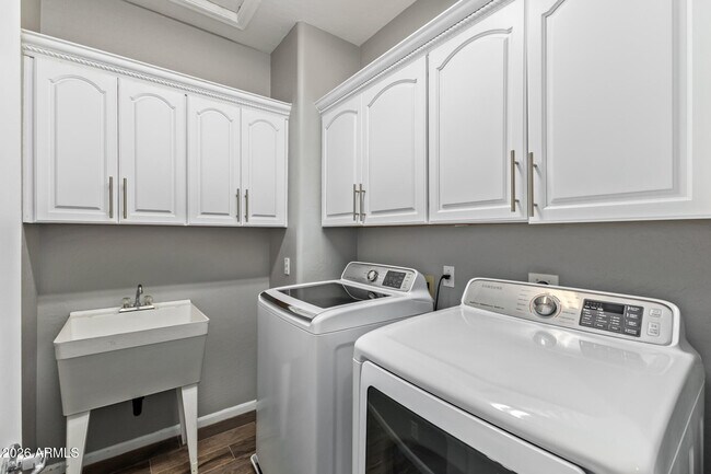 Building Photo - 10271 Jasmine Dr