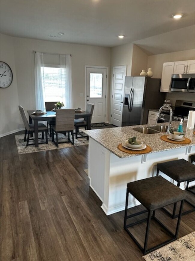 Building Photo - Newer 3-bedroom 2 bath home