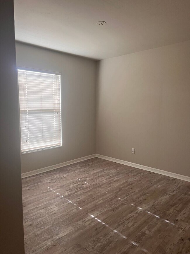 Building Photo - Lovely Home in Central Location