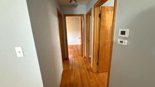 Building Photo - Single Family Three Bedroom in South Hills