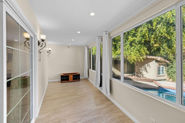 Building Photo - 5 Bedroom 5.5 Bathroom Pool Home in Encino