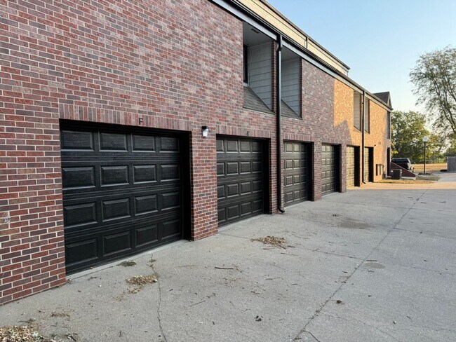 Building Photo - Stylish 1-Bedroom Apartment with Luxurious Updates in a Serene Setting