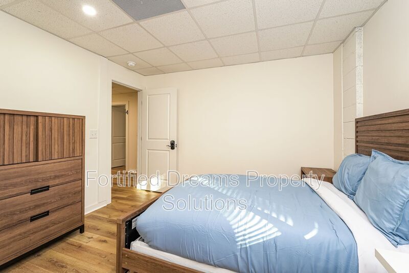 Building Photo - 2422 Queen St