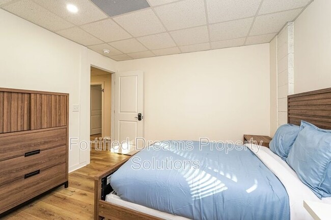 Building Photo - 2422 Queen St