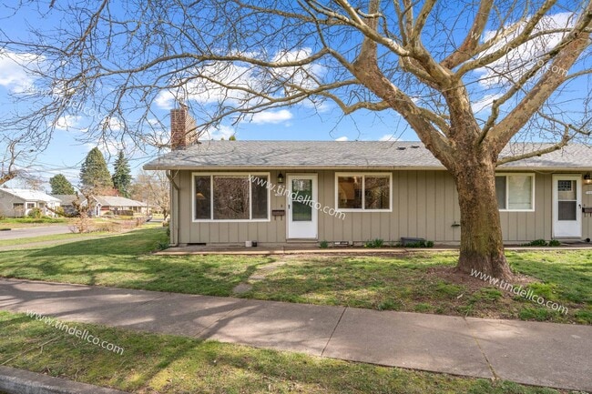 Building Photo - Cozy 2-Bedroom Duplex with Water/Sewer/Garbage & Lawncare  Included!
