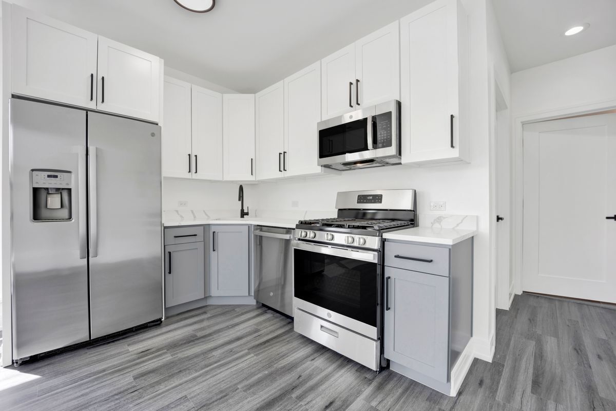 Building Photo - 4350 W Lawrence Ave