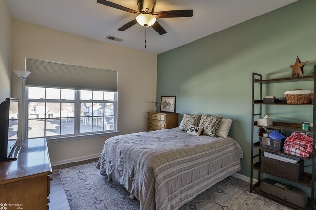 Building Photo - Bright, spacious 2-bedroom / 2-bath condo available now!