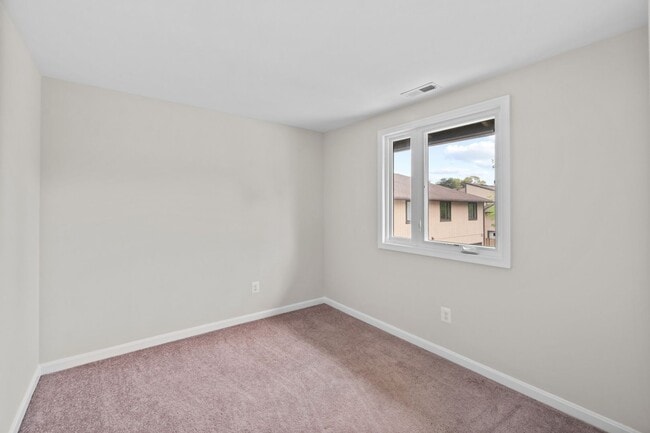 Building Photo - Condo in Woodside Square. 3Br / 1Ba Renovated. Garage.