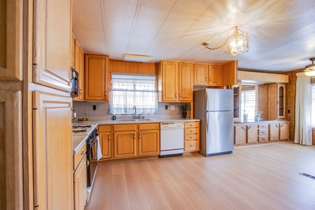 Building Photo - 55+ community 2 bed 2 bath