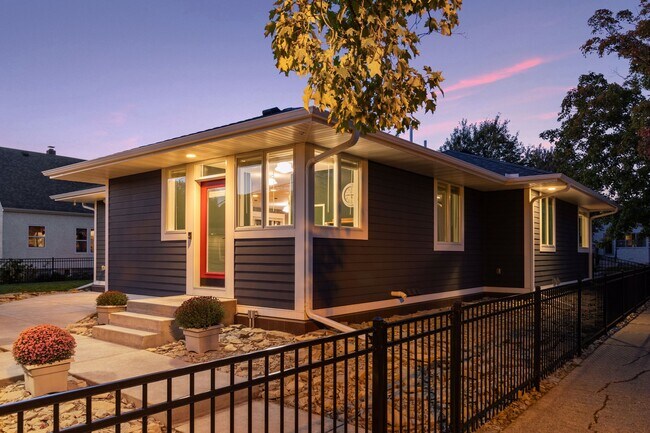 South facing rear entry into laundry room. - 924 Eleanor Ave