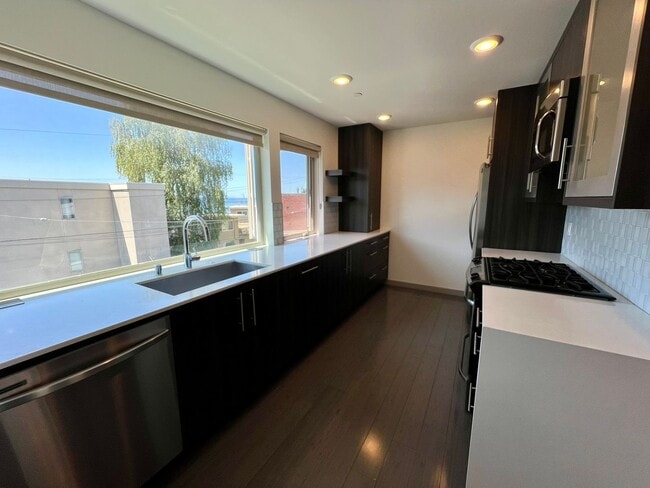 Building Photo - LUXURY ALKI 3 BED TOWNHOME FOR RENT W EXPANSIVE WATER VIEWS!