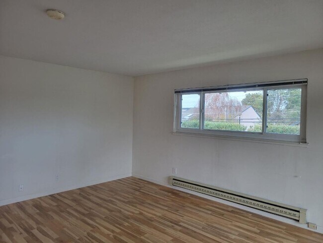 Building Photo - CAMBRIAN - Remodeled upstairs unit - great...