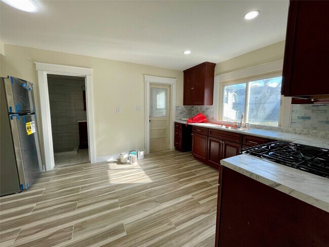 Building Photo - 417 Adams Ave