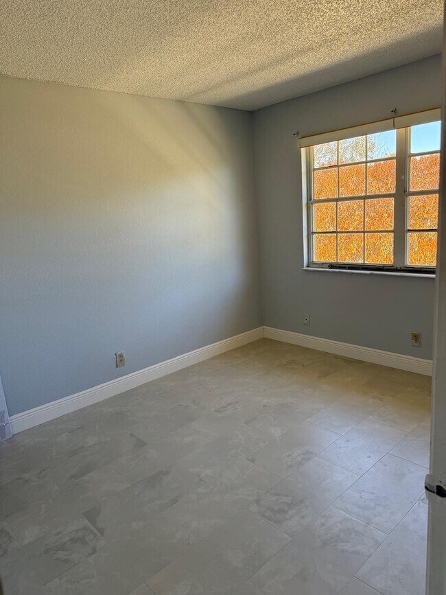 Building Photo - 1560 SE Royal Green Cir