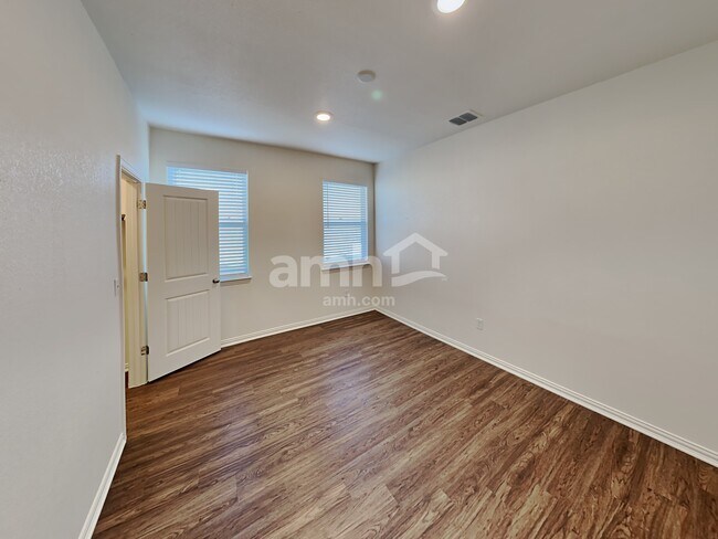 Building Photo - 425 Pebble Bend