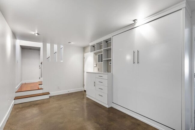 Building Photo - 302 NW Albemarle Terrace