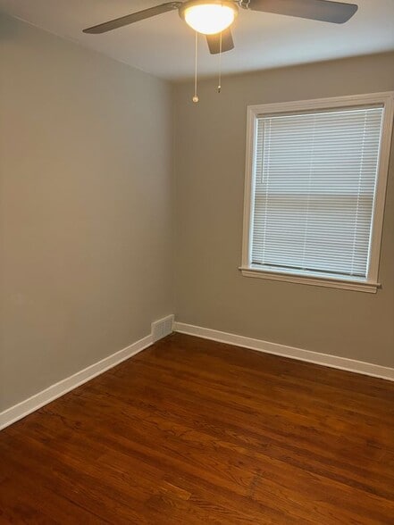 Building Photo - 4957 Hull St